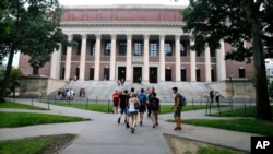 Suasana di sekitar perpustakaan Widener di Harvard Yard, kampus Universitas Harvard di Cambridge, Massachusetts, 13 Agustus 2019. (Foto: dok)