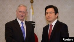 Menteri Pertahanan Amerika, James Mattis (kiri) berjabat tangan dengan Presiden Korea Selatan Hwang Kyo-ahn (kanan) di Seoul, Korea Selatan, 2 Februari 2017. (REUTERS/Song Kyung-Seok/Pool)