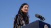 Američka sekretarka unutrašnjih poslova Deb Haaland govori u školi Gila Crossing Community u indijskoj zajednici Gila River, Arizona, 25. oktobra 2024. 