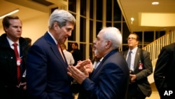 L'ex-chef de la diplomatie américaine John Kerry et le ministre iranien des Affaires étrangères Mohammad Javad Zarif, Vienne, Autriche, le 16 janvier 2016. 