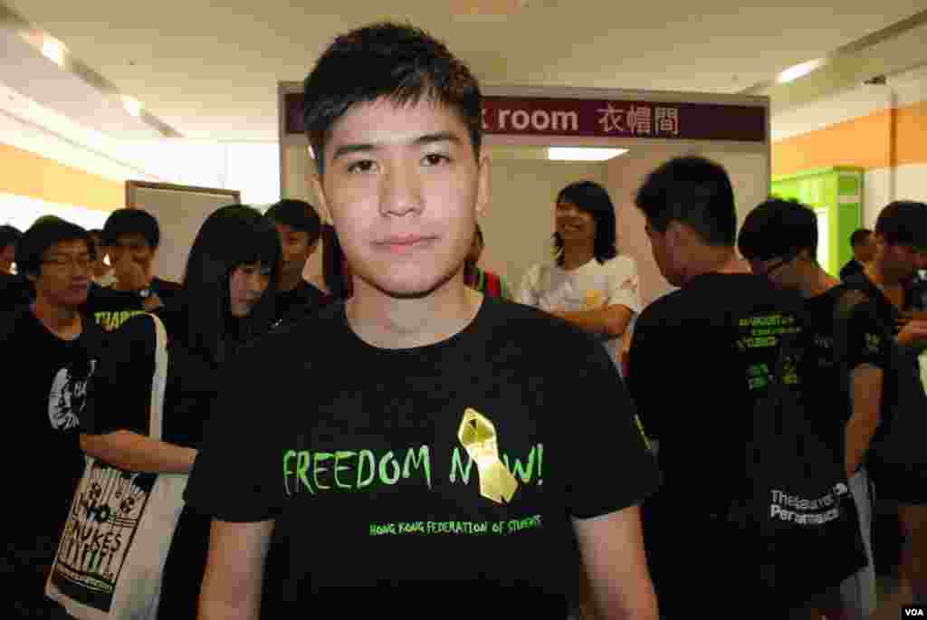 學聯副秘書長岑敖暉表示,狙擊李飛的示威行動,主要是表達香港人被北京封殺民主的屈辱及不滿
