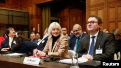 Директор департамента международного права МИД Украины Оксана Золотарева и посол по особым поручениям Антон Кориневич на заседании Международного суда ООН. Гаага, 31 января 2024 г.