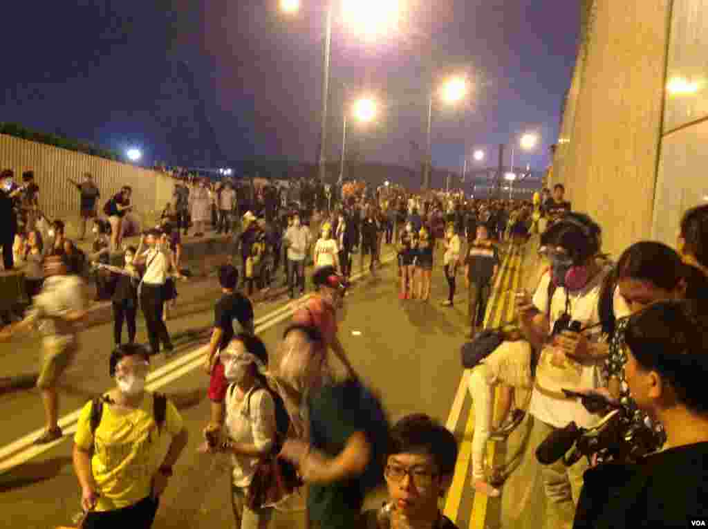10月14日晚數以百計的香港示威群眾和警察對峙,警方驅之不散(美國之音海彥拍攝)