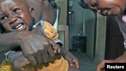 Wani yaro ana yi mashi allurar rigakafi