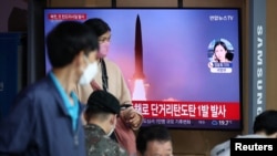 Orang-orang menonton TV yang menyiarkan berita tentang Korea Utara yang menembakkan rudal balistik ke arah laut lepas pantai timurnya, di Seoul, Korea Selatan, 25 September 2022. (Foto: REUTERS/Kim Hong-Ji)