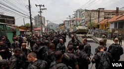 Los oficiales entraron con tanques a las favelas.