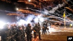 La police disperse les manifestants lors d'une manifestation à Portland, Oregon, le 5 septembre 2020.