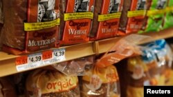 资料照片：纽约商店的货架。(2011年4月7日)