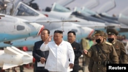 Severnokorejski lider u poseti Vazduhoplovnoj diviziji. Fotografiju je objavila Severnokorejska centralna novinska agencija u Pjongjangu, 12. aprila 2020. 
