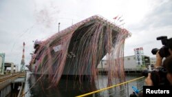 Kapal DDH183 Izumo dalam upacara peluncurannya di Yokohama, Selasa (6/8).