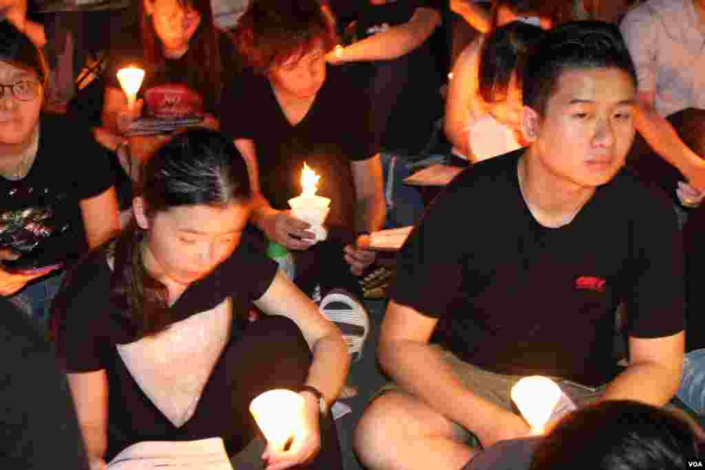 十万港人在维园举行纪念六四26周年烛光晚会(美国之音海彦拍摄)
