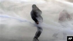 示威者遭水炮射擊。