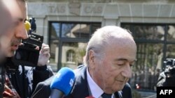 L'ancien président de la FIFA Sepp Blatter au sortir d’une audience au Tribunal Arbitral du Sport, à Lausane, Suisse, 29 avril 2016.