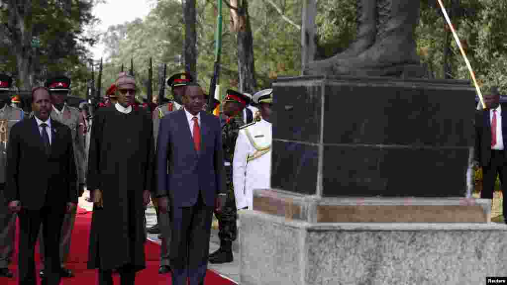 Shugaba Uhuru Kenyatta sun hadu da shugaba Muhammadu Buhari da shugaban kasar Somaliya Hassan Sheik Mahmud, wajen taron jajen kisan sojojin Kenya. 