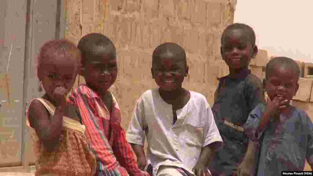 Yara suna gaban ginin cibiyar horas da 'yan Boko Haram da suka tuba (VOA/Nicolas Pinault)
