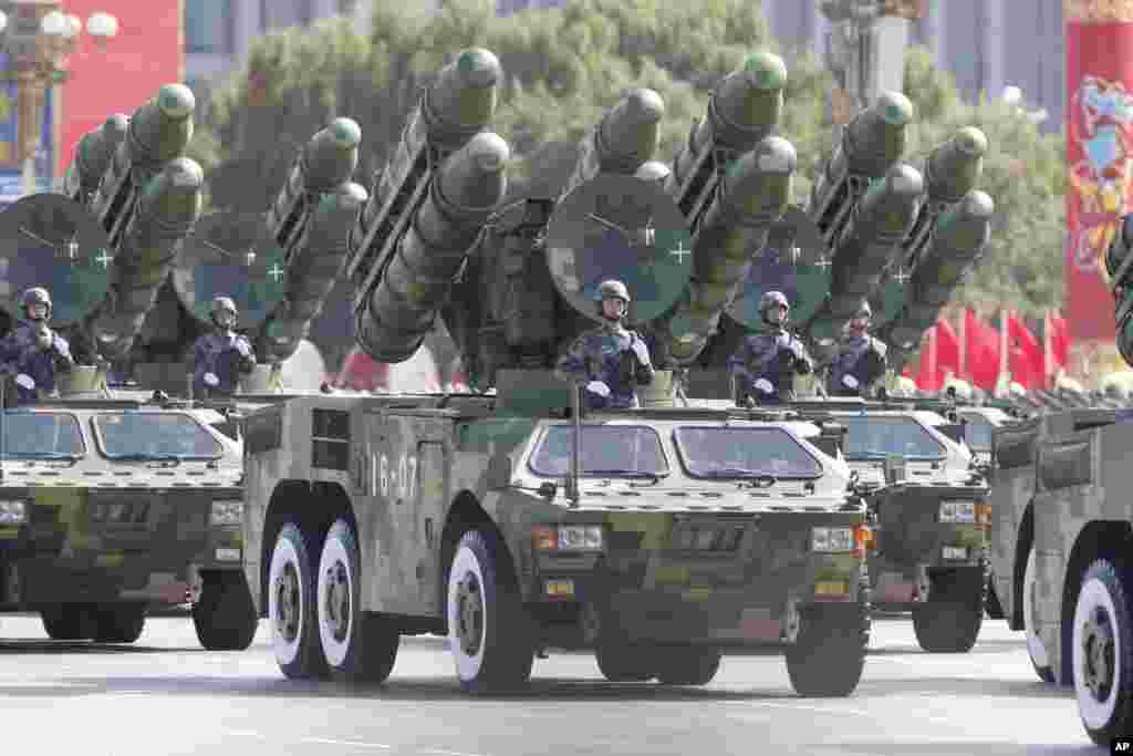 2009年10月1日,北京举行庆祝中华人民共和国成立60周年阅兵。北京军区司令员房峰辉是总指挥。有些人认为,房峰辉是胡锦涛爱将,受到胡锦涛倚重。在这之前,房峰辉升为北京军区司令之后, 美国国防部的一份内部分析指出,解放军的这波人事调动可以解释为中国国家主席胡锦涛在中共17大之前巩固自己在军队的领导地位。 中国官媒人民网曾报道房峰辉2007年调任北京军区司令员、首度出任大军区正职时年仅56岁,是当时七大军区司令员最年轻的一位,并援引一些媒体评论称他是“军界举足轻重的耀眼将星”。