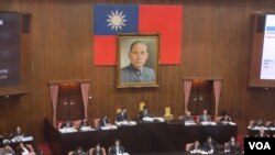 台湾立法院议场内的孙中山遗像（美国之音张永泰拍摄）