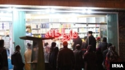 صف متقاضیان دارو مقابل یک داروخانه در ایران
