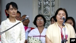 Karen National Union (KNU) General Secretary Zipporah Sein (R) speaks to reporters after meeting with Myanmar pro-democracy leader Aung San Suu Kyi (front L) at Suu Kyi's home in Rangoon, April 8, 2012.