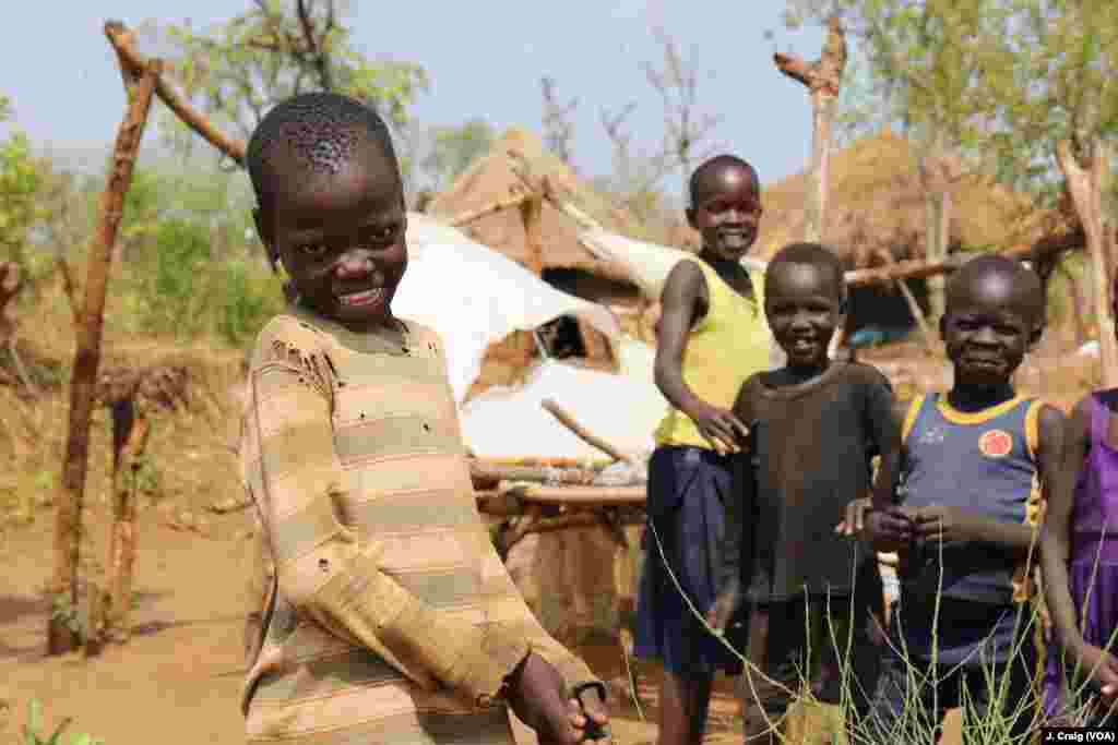 Yara 'yan gudun hijira Sudan ta Kudu na wasa a sansanin 'yan kudos hijra Bidibidi dake yankin Yumbe a kasar Uganda, Maris 31, 2017 