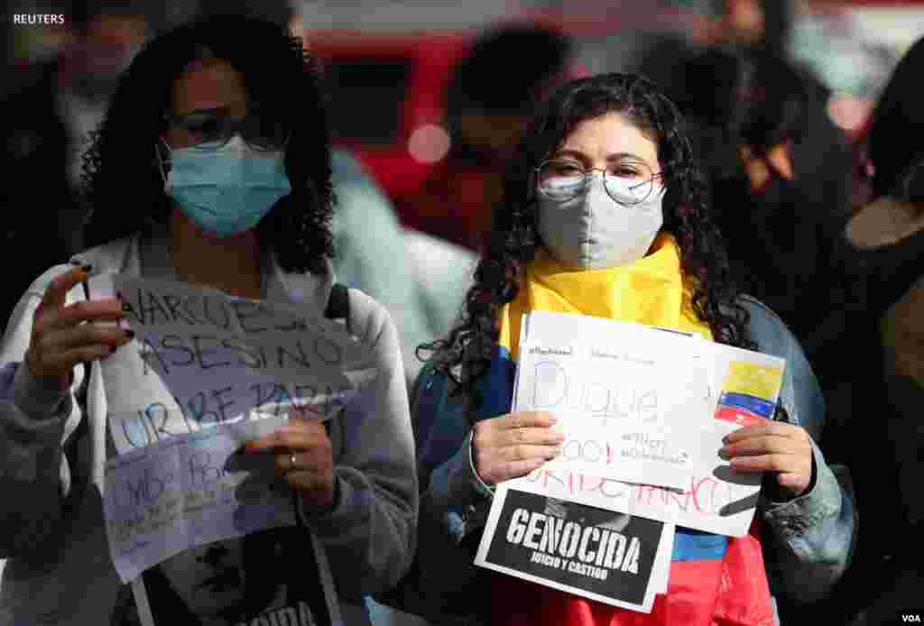 Manifestantes participan en una protesta contra lo que catalogan como la brutalidad policial ejercida en las recientes protestas contra la reforma tributaria del gobierno del presidente Iván Duque en Cali.