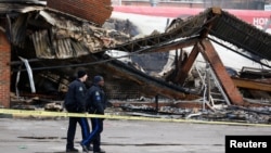 Ruševine zgrade zapaljene u sinoćnim neredima u Ferguson