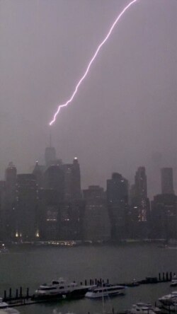 Esta foto tomada de un video muestra el One World Trade Center siendo alcanzado por un rayo antes de que la tormenta tropical Henri tocara tierra, en Nueva York el 22 de agosto de 2021.