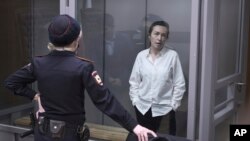 Алсу Курмашева, журналістка Татаро-башкирської служби Радіо Свобода Алсу Курмашева на судовому засіданні в Казані, Росія, у понеділок, 1 квітня 2024 р./AP