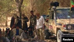 Des comabttants touaregs du mouvement rebelle séparatiste MNLA s'abritent à l'ombre d'un arbre dans le désert près de Tabankort, Mali, le 13 février 2015. 