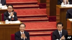 2012年3月11日，胡锦涛的忠实助理令计划(左上角)坐在离胡不远的位置出席全国人大会议。几天后，据称他的儿子带裸女飙车出事丧生，令计划的政途也从此开始走下坡路。