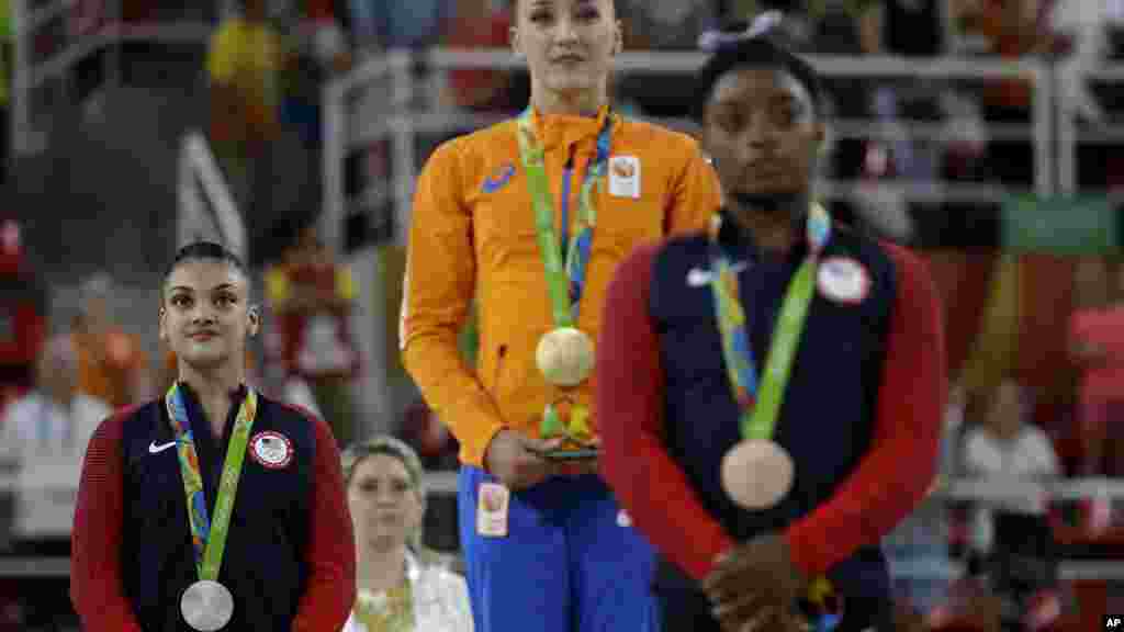  Sanne Wevers ,Lauren Hernandez, et Simone Biles après avoir reçu leurs médailles à Rio de Janeiro, le 15 août 2016.