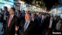 Menlu AS Mike Pompeo, bersama Dubes AS untuk Vietnam, Daniel Kritenbrink di Hanoi, Vietnam, 8 Juli 2018. 