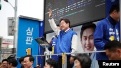 韩国最大在野党共同民主党（DP）领袖李在明2024年4月8日出席一场竞选活动。（路透社）