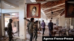 Borci milicije Amhara Fano u uništenom terminalu aerodroma Laliela u istoimenom gradu, Etiopija, 7. decembra 2021.