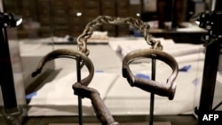 Une pair de menottes est montrée dans la galerie de l'esclavage et de la liberté au musée national de l'histoire et de la culture Africaine-Américaine ouvert le samedi 24 septembre, à Washington DC.