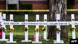 ARHIVA - Memorijal žrtavama masovnog ubistva u osnovnoj školi u Juvaldeu, u Teksasu (Foto: CHANDAN KHANNA / AFP)