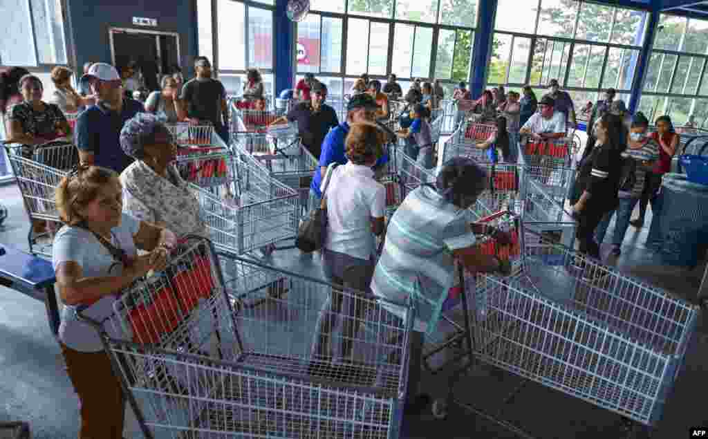 Los supermercados empezaron a verse abarrotados y productos como el papel higiénico escasearon en muchas partes. El mundo se preparaba para un confinamiento inédito.