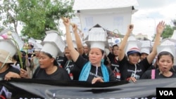 Land grabs for rural and urban development projects have created a mass of ongoing protests, particularly from ousted residents of the Boeung Kak and Borei Keila neighborhoods of Phnom Penh, who are highly organized and consistently hold demonstrations that often lead to violent clashes with police.