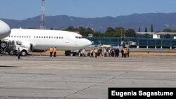 Continuan llegando a Guatemala inmigrantes guatemaltecos deportados de EE.UU.
