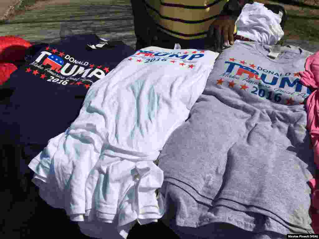 Des tee-shirts pour soutenir Donald Trump lors de la convention républicaine, Cleveland, le 18 juillet 2016 (VOA/Nicolas Pinault) 