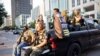Manifestante de Black Lives Matter Jaborey Burns se pasea con miembros de las Guerrillas de Texas mientras patrullan un mitin de Black Lives Matter en Austin, Texas, EE.UU., 1 de agosto de 2020.
