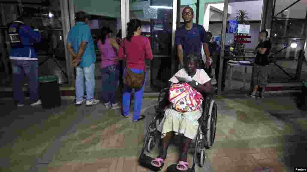 Des patients à l'extérieur d'une clinique à Cali, Colombie, 16 avril 2016.