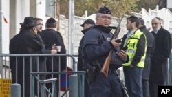 Un officier de la police armée monte la garde à l'entrée de l'école juive Ozar Hatorah à Toulouse, France, 20 mars 2012.