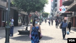 La gente con tapabocas o protectores faciales es la tónica en San José, capital de Costa Rica. Julio 4, 2020.