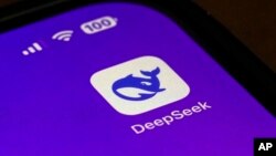 Ikon aplikasi telepon pintar DeepSeek terlihat di layar telepon pintar di Beijing, Selasa, 28 Januari 2025. (Foto: Andy Wong/AP)