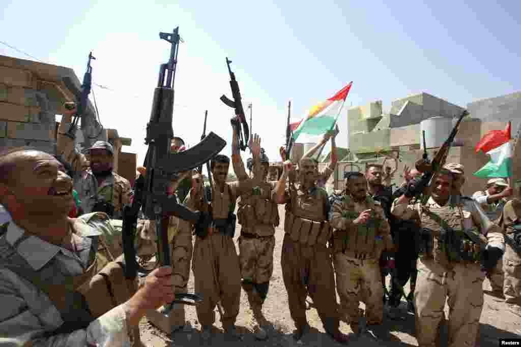 Peshmerga kuchlari Tikrit yaqinidagi Sulaymon Bek shahrining "Islomiy davlat" jangarilaridan tortib olinganini nishonlamoqda, 1-sentabr, 2014-yil.