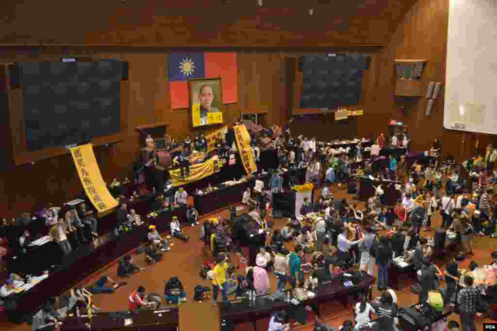 學生佔領立法院議場主席台(美國之音申華拍攝)