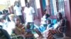 L'hôpital public de la cité verte à Yaoundé, quelques mamans attendent de consulter un médecin, le 18 décembre 2017. (VOA/ Emmanuel Jules Ntap)
