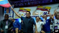 El candidato presidencial ecuatoriano Fernando Villavicencio ondea una bandera de Ecuador en un evento de campaña pocos minutos antes de ser asesinado en Quito el 9 de agosto de 2023.