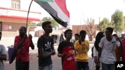 معترضان سودانی در حال سردادن شعار در جریان تظاهرات علیه کودتای ٣ آبان در خارطوم، پایتخت سودان. پنجشنبه ١٣ آبان ۱۴۰۰